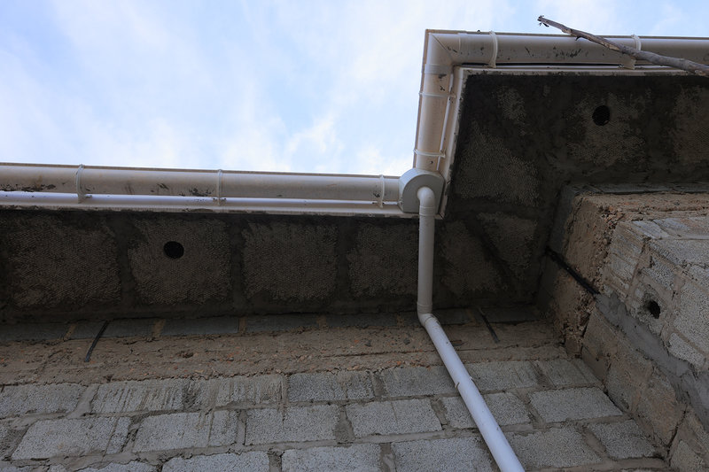 Roof gutter and downpipe