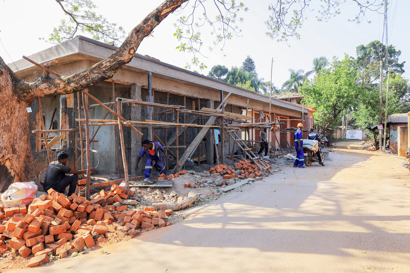 Trowel work on low wall